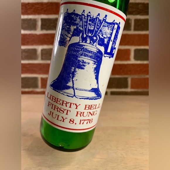 7Up Salutes Commemorative 1776 1976 Bicentennial Liberty Bell Green Glass Bottle - Picture 9 of 9